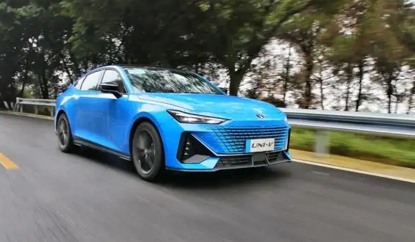 長安uni-v是什么發(fā)動機(jī) 在售車型搭載1.5T發(fā)動機(jī)(采用直列四缸結(jié)構(gòu)）