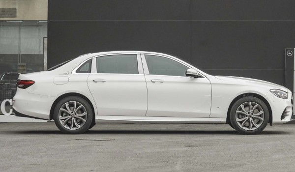 奔馳e級買什么顏色好看 北極白配色十分好看(運(yùn)動又時尚)