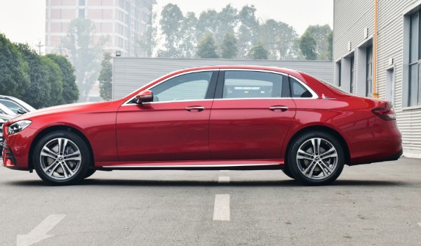 奔馳e級買什么顏色好看 北極白配色十分好看(運(yùn)動又時尚)