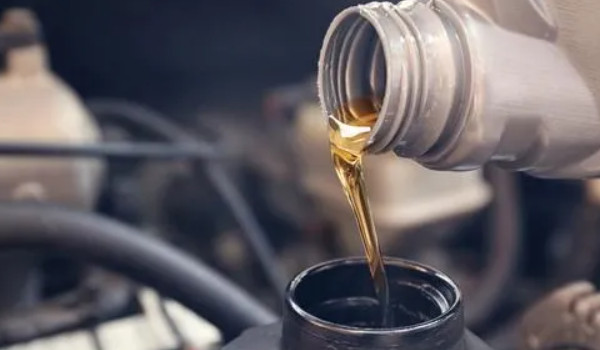 寶馬3系一般用什么機(jī)油 推薦使用殼牌5w30(散熱性十分不錯)