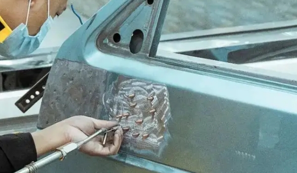 鈑金噴漆多少錢(qián) 普通修車(chē)店200元一處