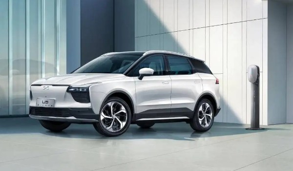 愛(ài)馳u5續(xù)航 續(xù)航可達(dá)503km(配備63kwh的電池組)