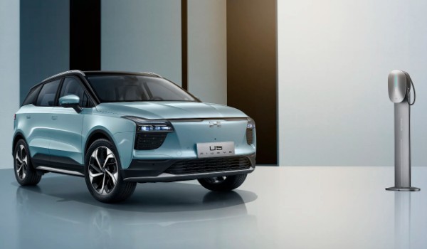 愛(ài)馳u5續(xù)航 續(xù)航可達(dá)503km(配備63kwh的電池組)