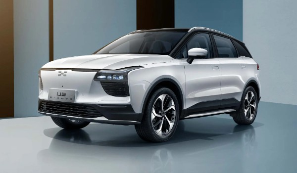 愛(ài)馳u5續(xù)航 續(xù)航可達(dá)503km(配備63kwh的電池組)