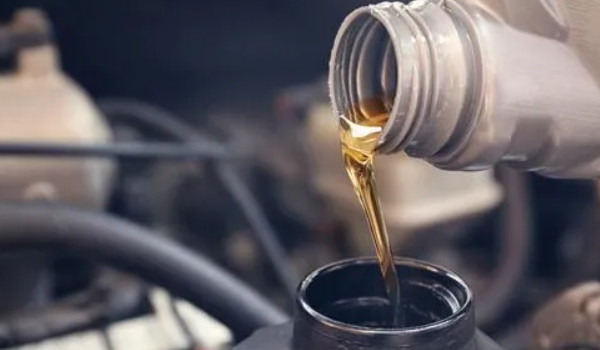 豐田卡羅拉機油加多少升 卡羅拉裝載機油容量為4L(保質(zhì)期五年)