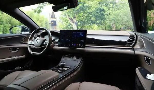 比亞迪漢和比亞迪e9哪個(gè)好，比亞迪漢配置更豪華（同價(jià)位下）