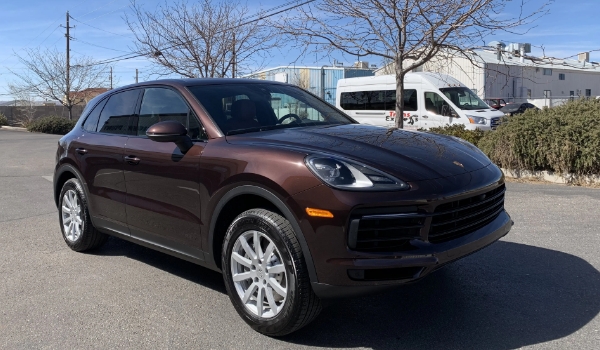 保時捷卡宴混動好還是油的好，追求動力當(dāng)然是油的刺激