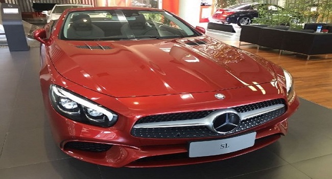 奔馳2022硬頂敞篷跑車(chē)多少錢(qián)，價(jià)格與油耗決定速度與激情