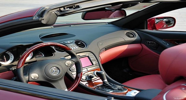 奔馳2022硬頂敞篷跑車(chē)多少錢(qián)，價(jià)格與油耗決定速度與激情