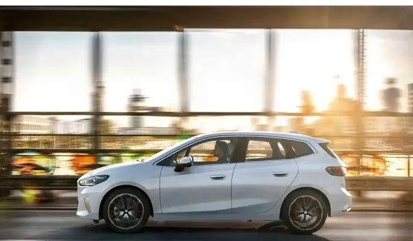 進口寶馬2系多功能旅行車怎么樣，兩廂車空間寬敞舒適