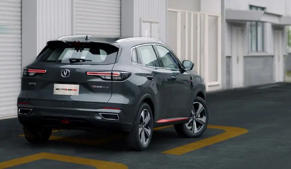 長(zhǎng)安cs55plus怎么樣值得買(mǎi)嗎 車(chē)身長(zhǎng)達(dá)4.5米(前后均為獨(dú)立懸架結(jié)構(gòu))