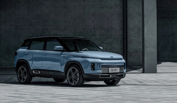 吉利icon怎么樣?三缸動(dòng)力充足油耗節(jié)?。ǔ藘?chǔ)空間夠用）