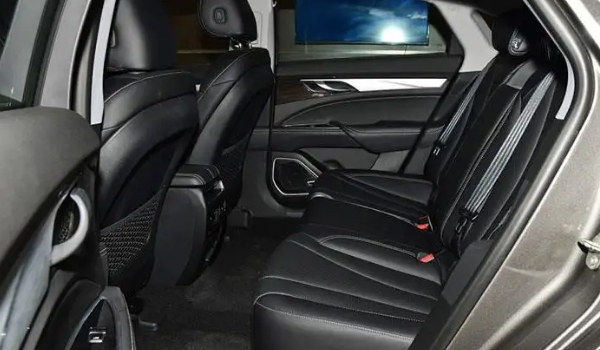 吉利博瑞口碑評(píng)價(jià)怎么樣，科技配置高級(jí)豐富（油耗實(shí)測(cè)較低）