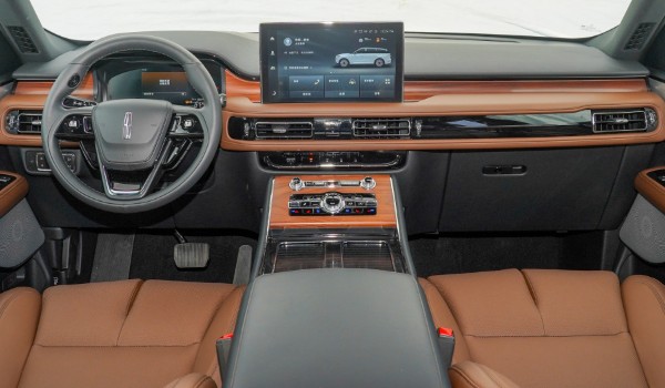 林肯飛行家參數(shù)及配置如何 車身長達(dá)5米(搭載3.0T六缸發(fā)動機(jī))