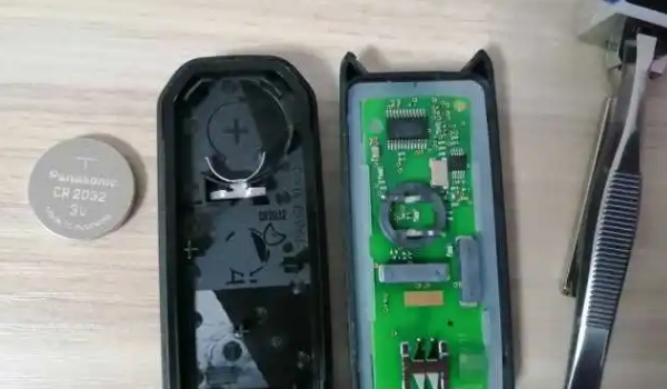 寶駿510鑰匙沒電了怎么打火啟動，將鑰匙貼在一鍵啟動按鈕上最快捷