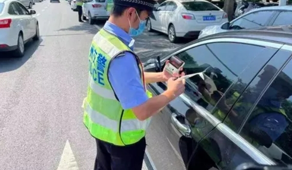 違?？鄱嗌俜至P款多少，具體看處于什么地方（市區(qū)違停只罰款200元不扣分）