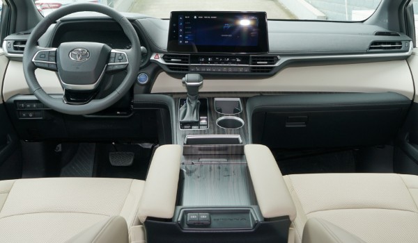 豐田塞納油電混合百公里油耗 油耗實(shí)測(cè)12.2L(一公里1元錢)