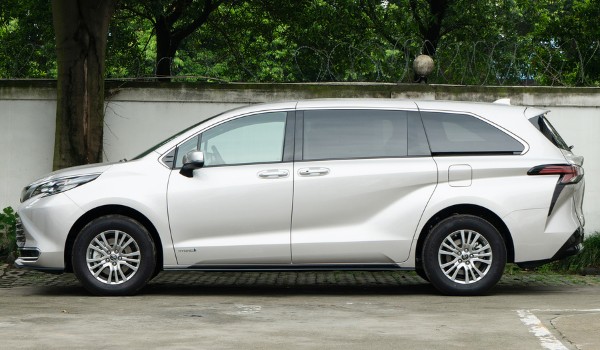 豐田塞納油電混合百公里油耗 油耗實(shí)測(cè)12.2L(一公里1元錢)