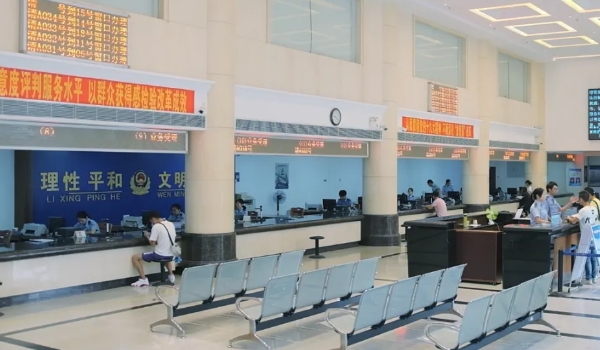 車牌號轉(zhuǎn)讓的唯一方法，結(jié)婚（夫妻間可以憑結(jié)婚證過戶車牌）