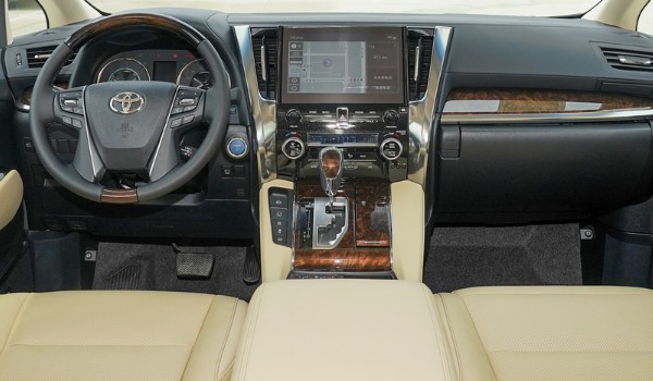 豐田埃爾法頂配配置及圖片 車(chē)身長(zhǎng)達(dá)4.9米(搭載2.5L發(fā)動(dòng)機(jī))