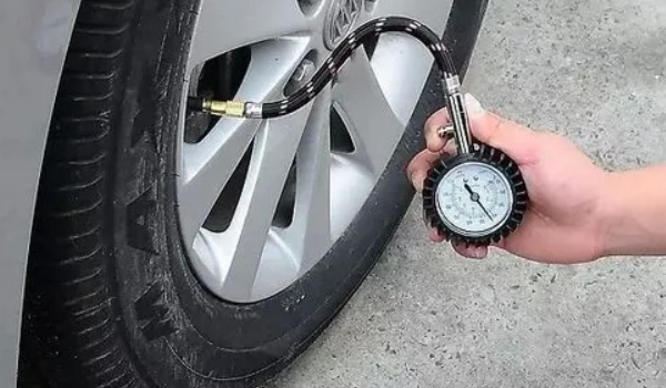 夏天胎壓多少正常合適，2.3bar最合適（低于標(biāo)準(zhǔn)胎壓0.1-0.2bar）