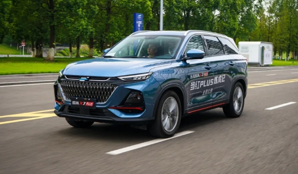 長(zhǎng)安歐尚x7plus2022款自動(dòng)擋，藍(lán)鯨版報(bào)價(jià)9萬(wàn)起（搭載1.5T+7DCT動(dòng)力）