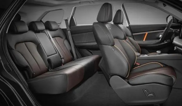 長(zhǎng)安歐尚x7plus2022款自動(dòng)擋，藍(lán)鯨版報(bào)價(jià)9萬(wàn)起（搭載1.5T+7DCT動(dòng)力）