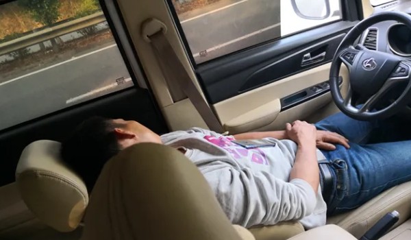 車?yán)镩_空調(diào)睡覺(jué)一夜多少油 一夜消耗12L油(一夜消耗100多元)