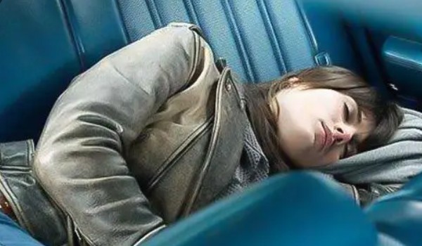 車?yán)镩_空調(diào)睡覺(jué)一夜多少油 一夜消耗12L油(一夜消耗100多元)