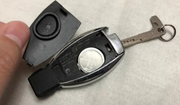 奔馳鑰匙電池怎么換，大部分鑰匙的電池型號(hào)是cr02253v（內(nèi)附更換步驟）