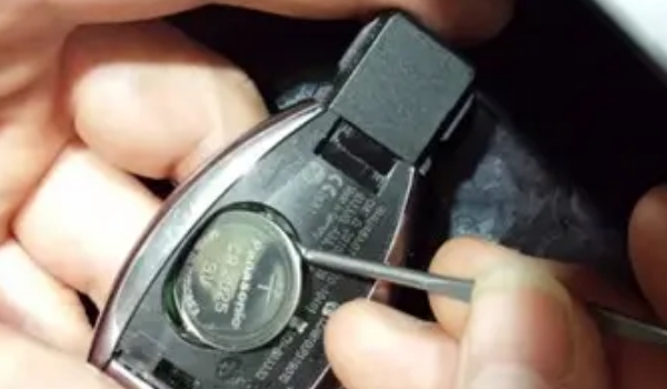 奔馳鑰匙電池怎么換，大部分鑰匙的電池型號(hào)是cr02253v（內(nèi)附更換步驟）