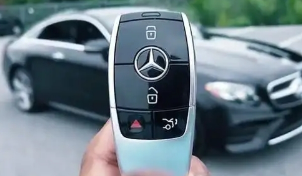 奔馳鑰匙電池怎么換，大部分鑰匙的電池型號(hào)是cr02253v（內(nèi)附更換步驟）