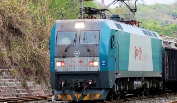 電力機(jī)車自身帶不帶能源，屬于非自帶能源機(jī)車
