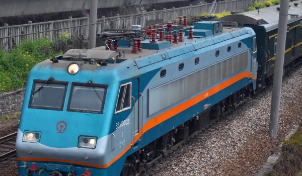 電力機(jī)車自身帶不帶能源，屬于非自帶能源機(jī)車