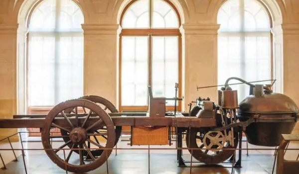 汽車的演變過(guò)程簡(jiǎn)圖，歷經(jīng)三個(gè)時(shí)代