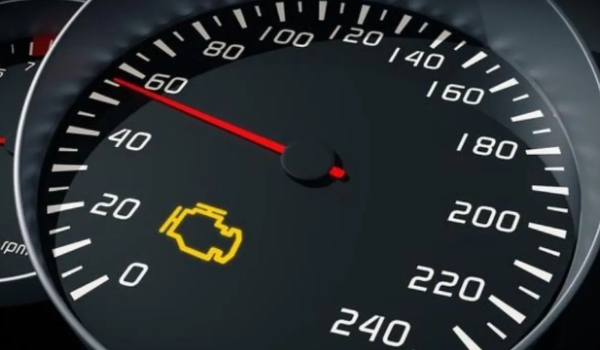 發(fā)動機故障燈亮了還能開嗎，能開但是最好不要開