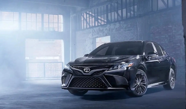 凱美瑞2.0豪華版落地價(jià)2022，全款落地最低報(bào)價(jià)20萬（分期落地首付7.9萬）