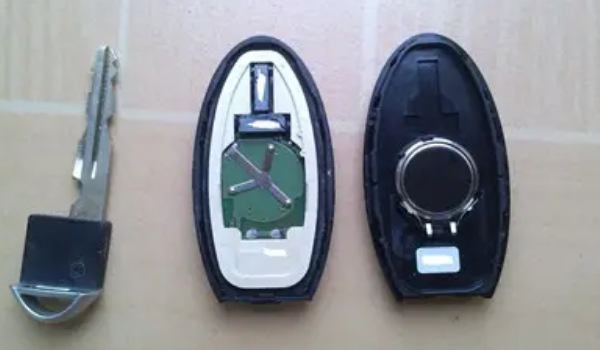 尼桑騏達(dá)車鑰匙怎么換電池，電池型號(hào)SONYCR2025（內(nèi)附更換步驟）