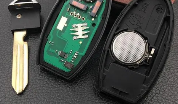 尼桑騏達(dá)車鑰匙怎么換電池，電池型號(hào)SONYCR2025（內(nèi)附更換步驟）