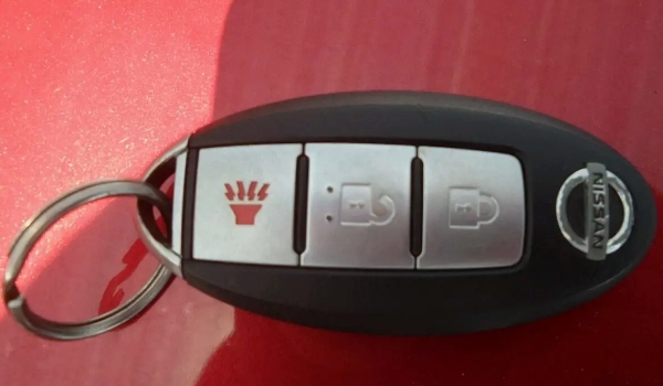 尼桑騏達(dá)車鑰匙怎么換電池，電池型號(hào)SONYCR2025（內(nèi)附更換步驟）