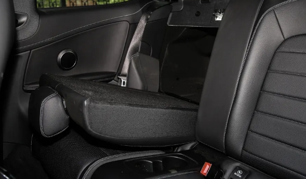 奔馳c級(jí)內(nèi)飾圖片，極具科技感和質(zhì)感