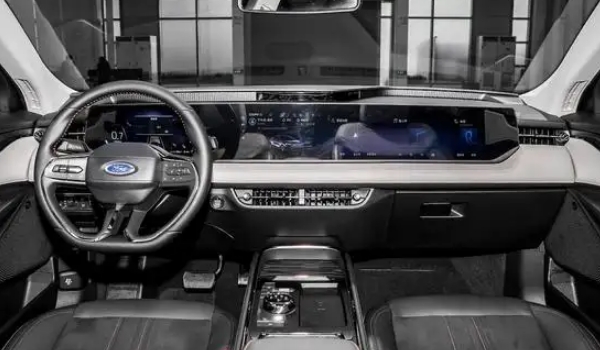 福特蒙迪歐怎么樣，標(biāo)配2.0T+8AT的動力總成（尺寸參數(shù)越級）