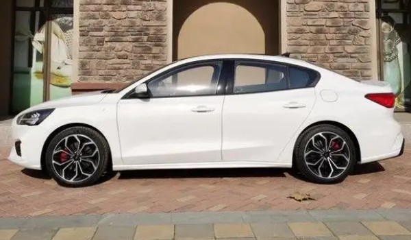 福特福克斯2022款報價及圖片 2022款?？怂故蹆r11萬元(落地13萬)