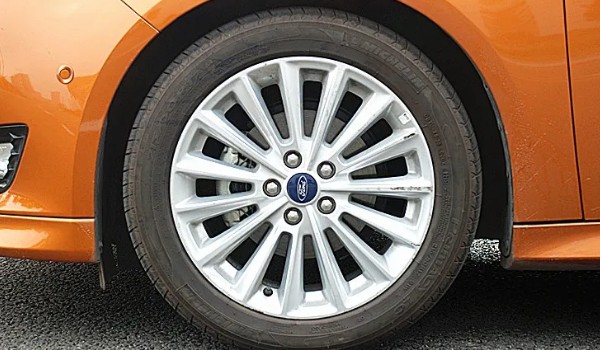 福特?？怂馆喬バ吞栆?guī)格 輪胎型號235/40 r18(固特異輪胎)