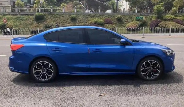 福特?？怂故鞘裁醇墑e的車 定位a級轎車(車身長達(dá)4404mm)