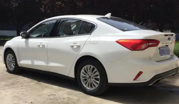 福特福克斯是什么級別的車 定位a級轎車(車身長達(dá)4404mm)