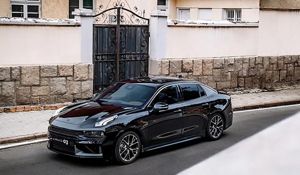 領(lǐng)克03+配置參數(shù)公布，標(biāo)配2.0T+8AT動力（采用4門5座三廂車結(jié)構(gòu)）