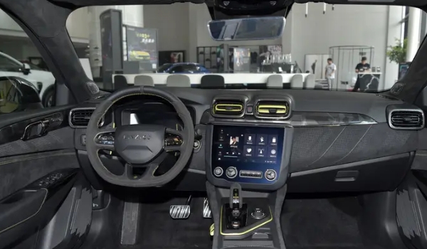 領(lǐng)克03+配置參數(shù)公布，標(biāo)配2.0T+8AT動力（采用4門5座三廂車結(jié)構(gòu)）