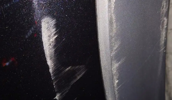 小刮蹭千萬別補(bǔ)漆 會影響車輛后期保值率（小貼紙修復(fù)簡單快捷）