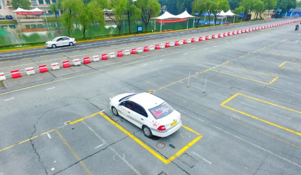 科目二考哪些項(xiàng)目 5個(gè)考試項(xiàng)目(倒車(chē)入庫(kù)最難)